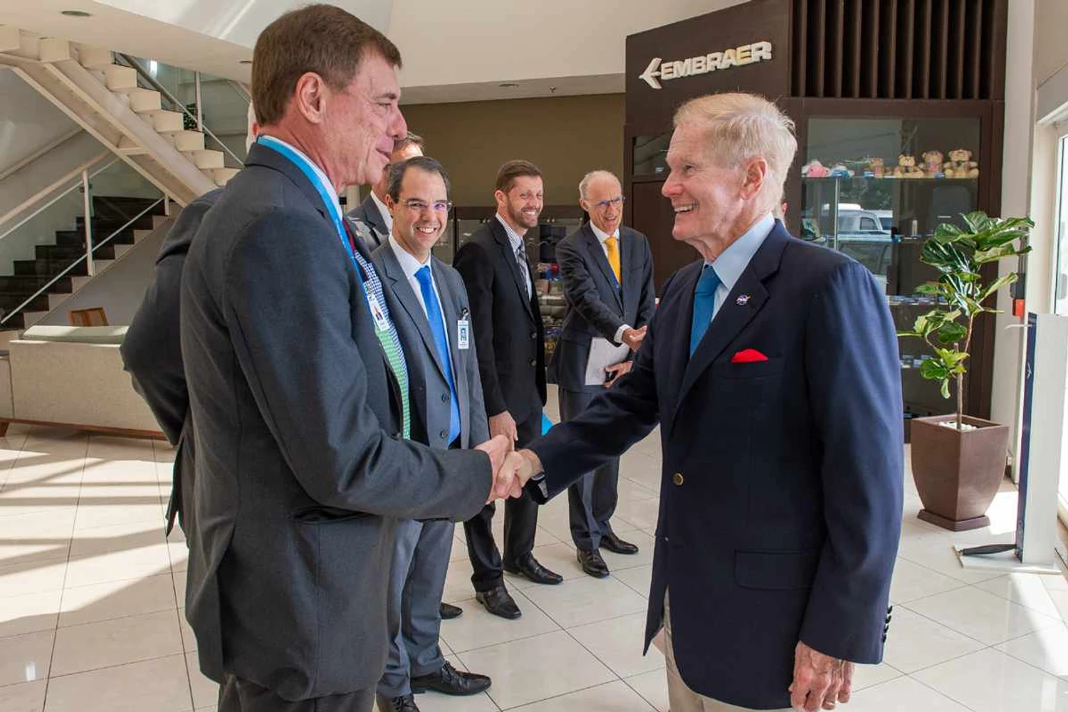 Bill Nelson foi recebido por Francisco Gomes Neto, presidente e CEO da Embraer (Embraer)