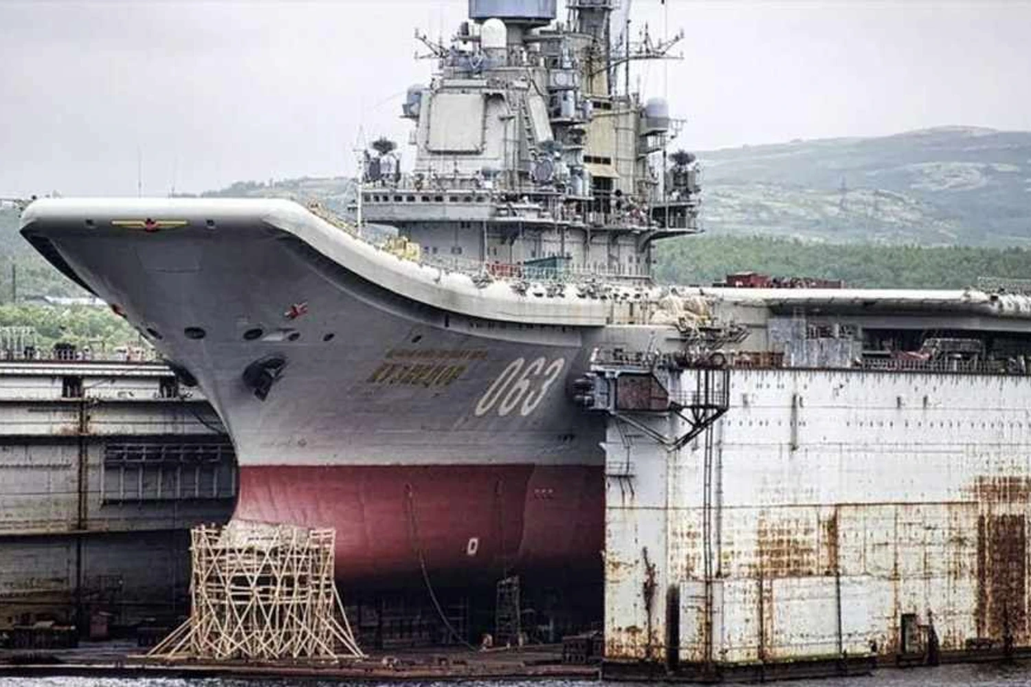 Porta-aviões da Marinha em manutenção numa doca seca em Murmansk (Divulgação)