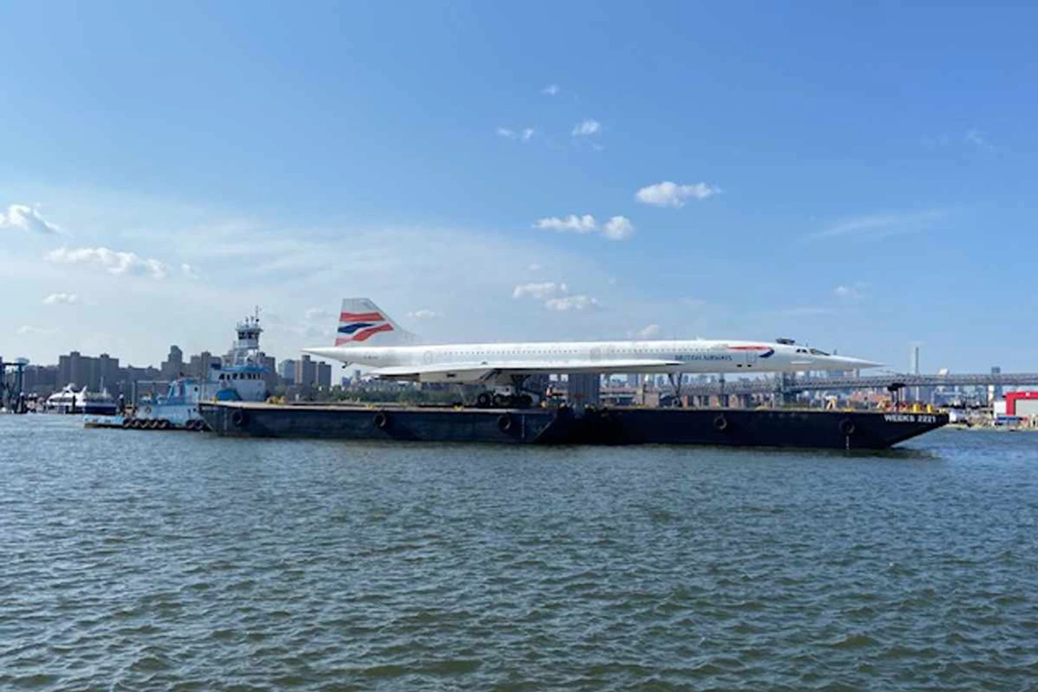 Concorde do Intrepid Museum "navegou" por Nova York até o local onde será restaurado