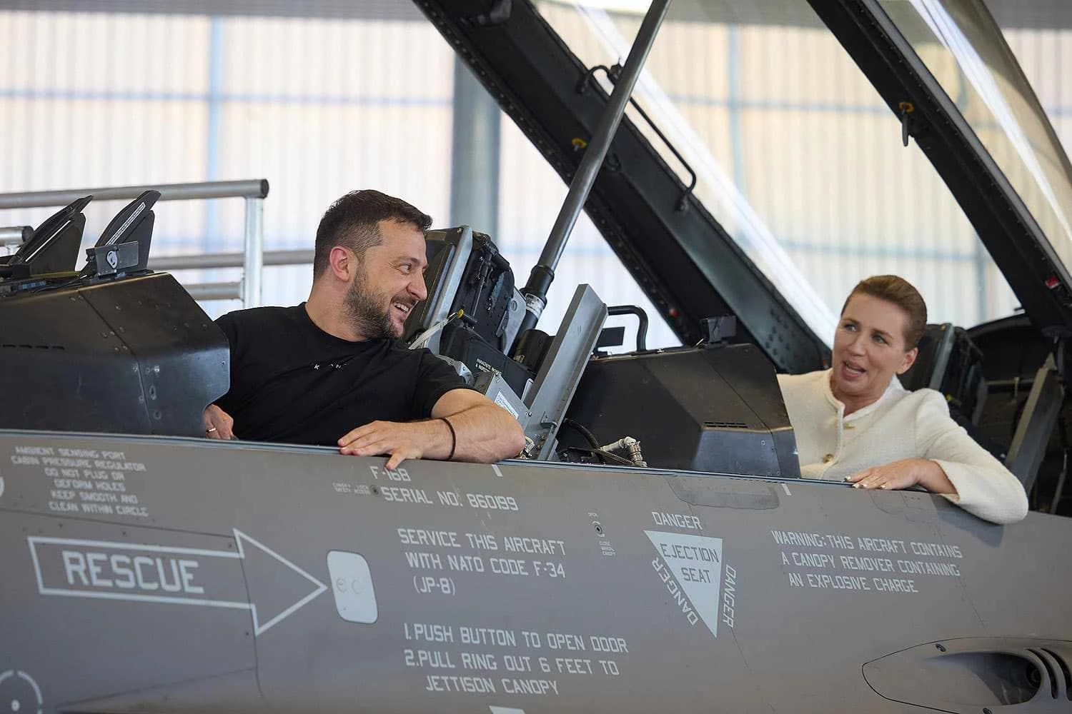 Em giro na Europa, Zelenskiy conhece o F-16 e inicia conversas com Suécia sobre caças Gripen