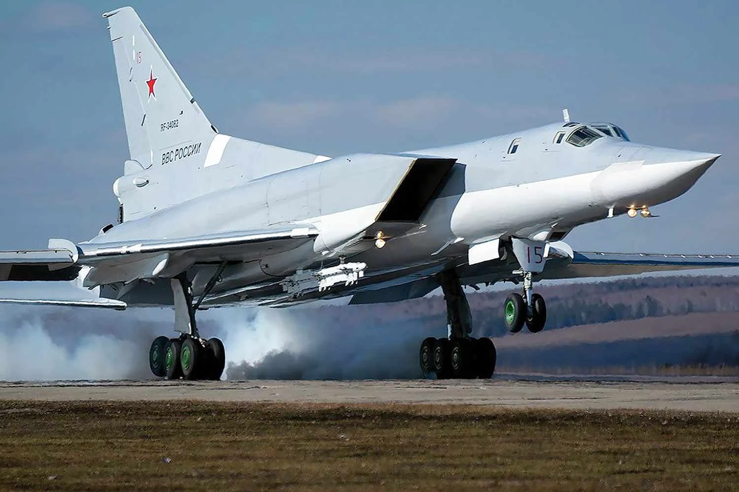 Bombardeiro russo Tu-22M3 cai durante voo de treinamento na Sibéria