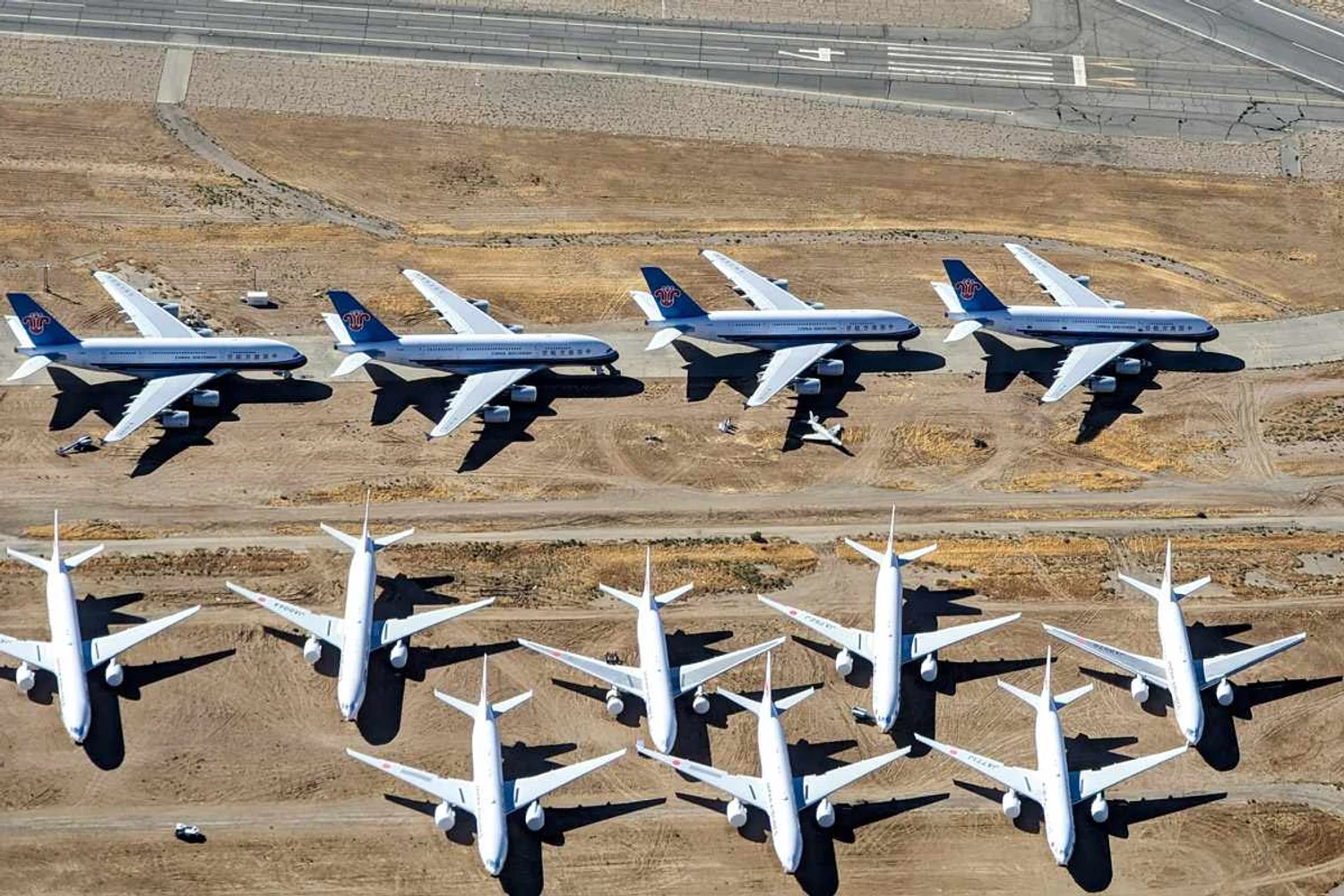 Quatro A380 da China Southern estacionados no deserto de Mojave, nos EUA (Tedder/Creative Commons)