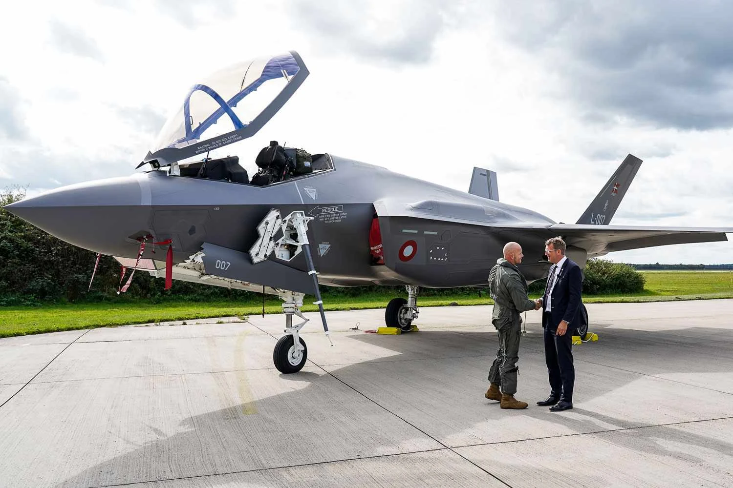 Autoridades recepcionaram os primeiros F-35 dinamarqueses (GD)