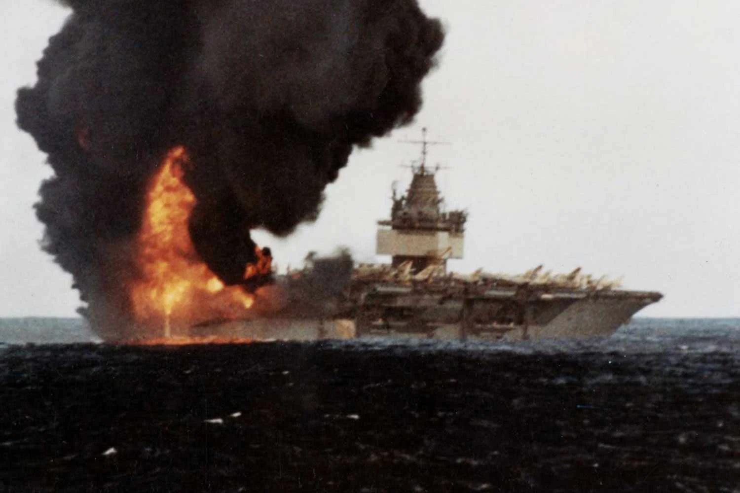 Em 1969, um foguete explodiu no convés e vitimou 27 marinheiros (USN)