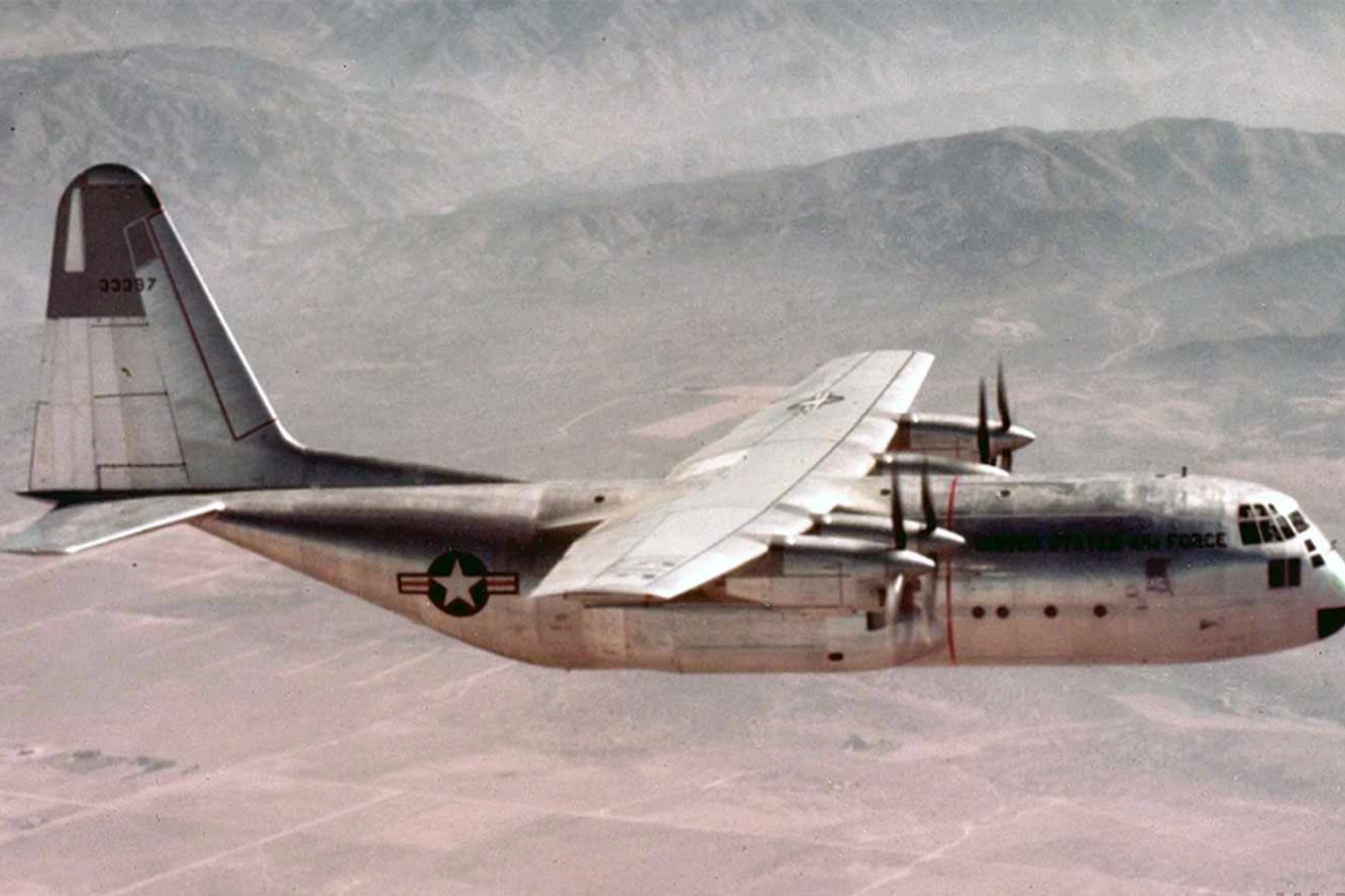 O protótipo do Hercules em seu voo inaugural em 1954: mais de 2.500 aviões produzidos (LM)