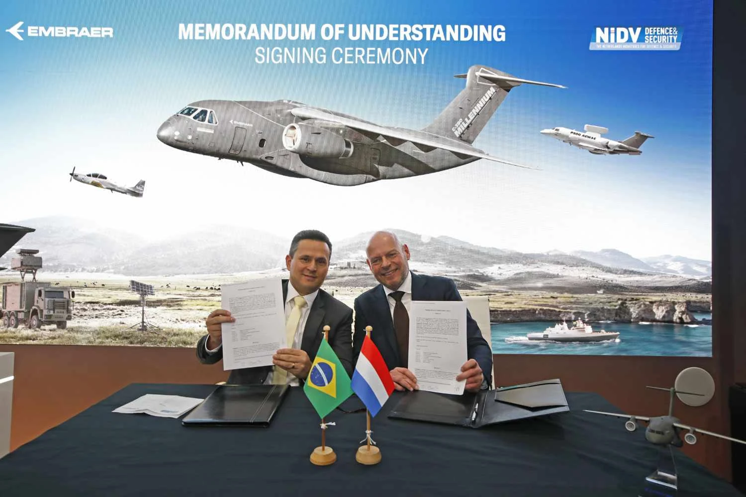 Representantes da Embraer e NIDV assinam o Memorando de Entendinento na Holanda (Embraer)
