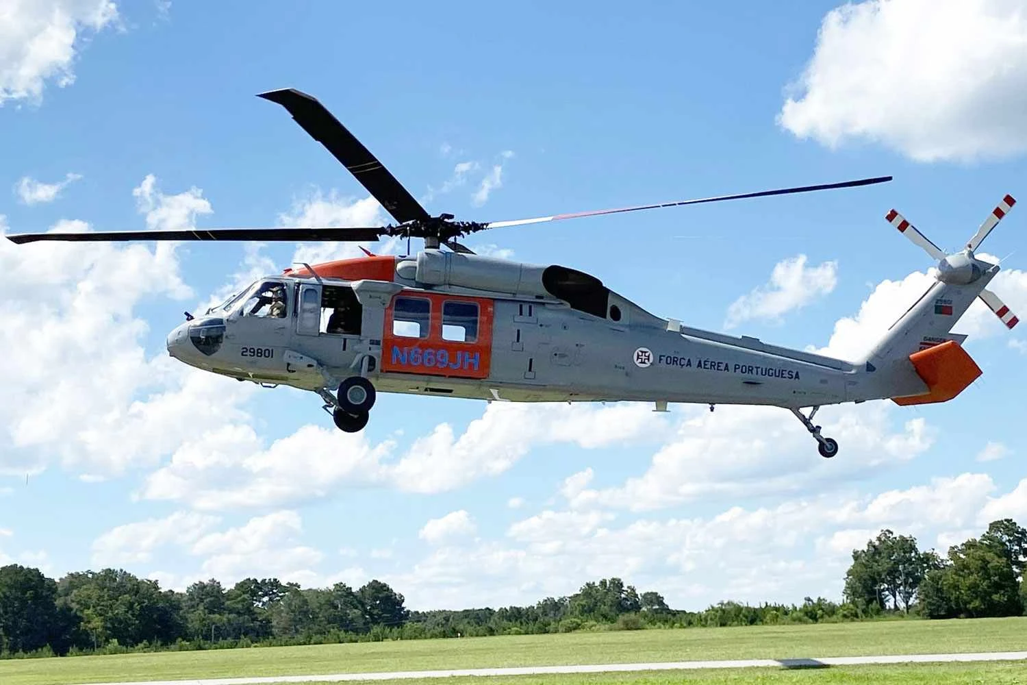 Um dos seis helicópteros Black Hawk que Portugal usará no combate a incêndios