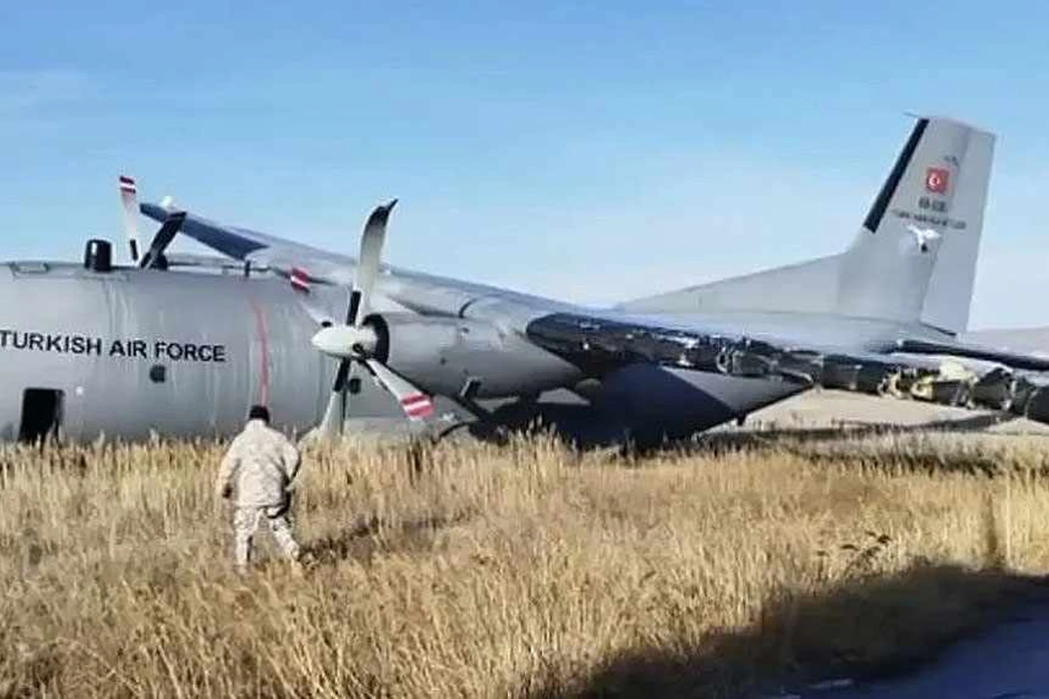 O turboélice C-160 após o pouso de emergência (redes sociais)