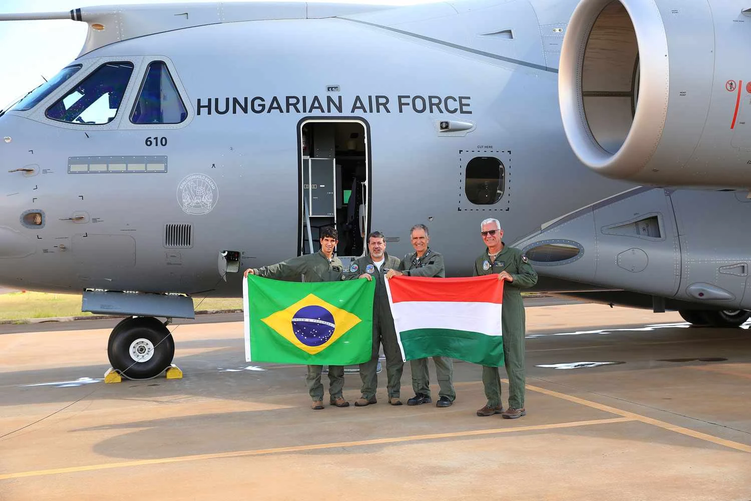 Equipe da Embraer celebra o primeiro voo