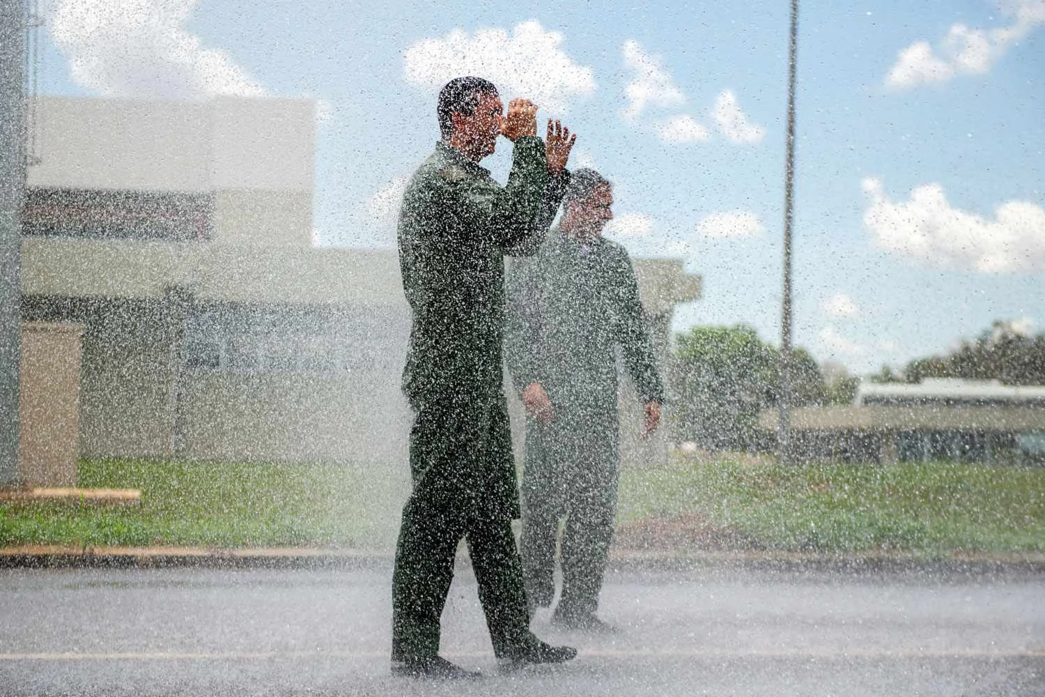 Os novos pilotos de Gripen recebem batismo após voo solo (Saab)