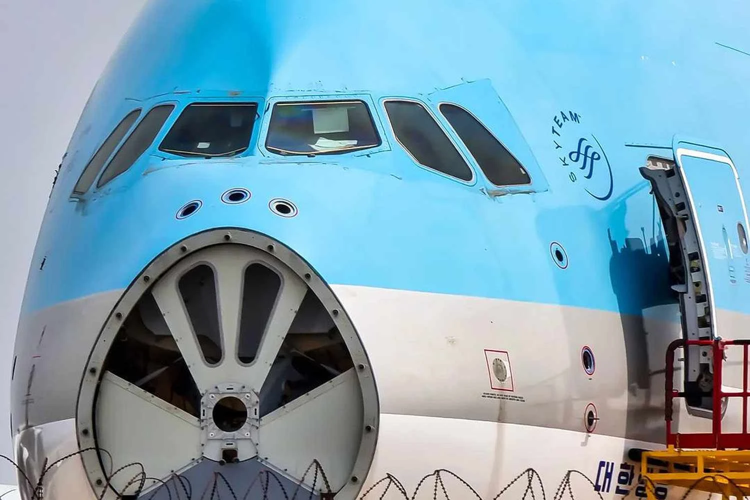 Um dos Airbus A380 da Korean Air está sendo partido em pedaços
