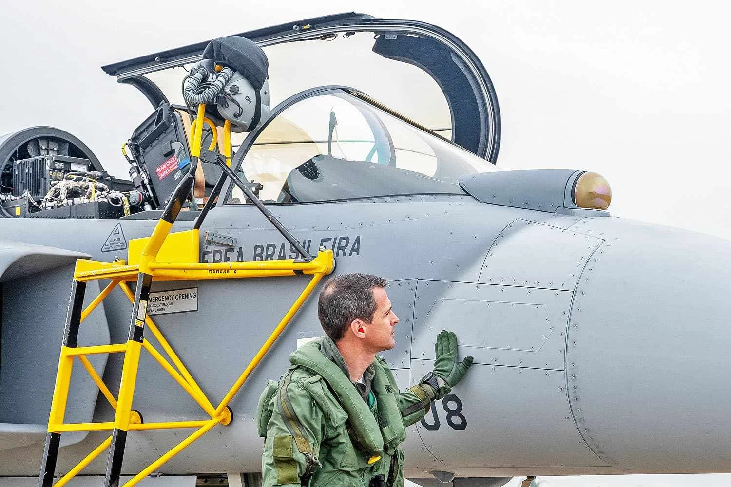 Gripen 4108 é vistoriado antes do primeiro voo no país