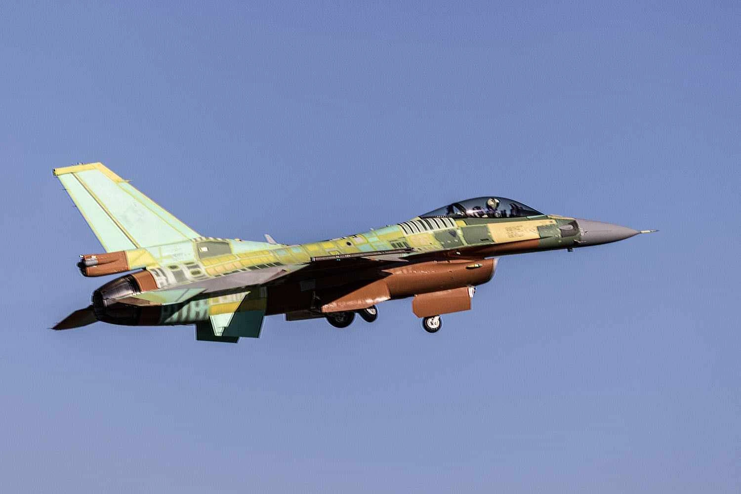 Primeiro caça F-16 Bloco 70 da Bulgária conclui voo inaugural