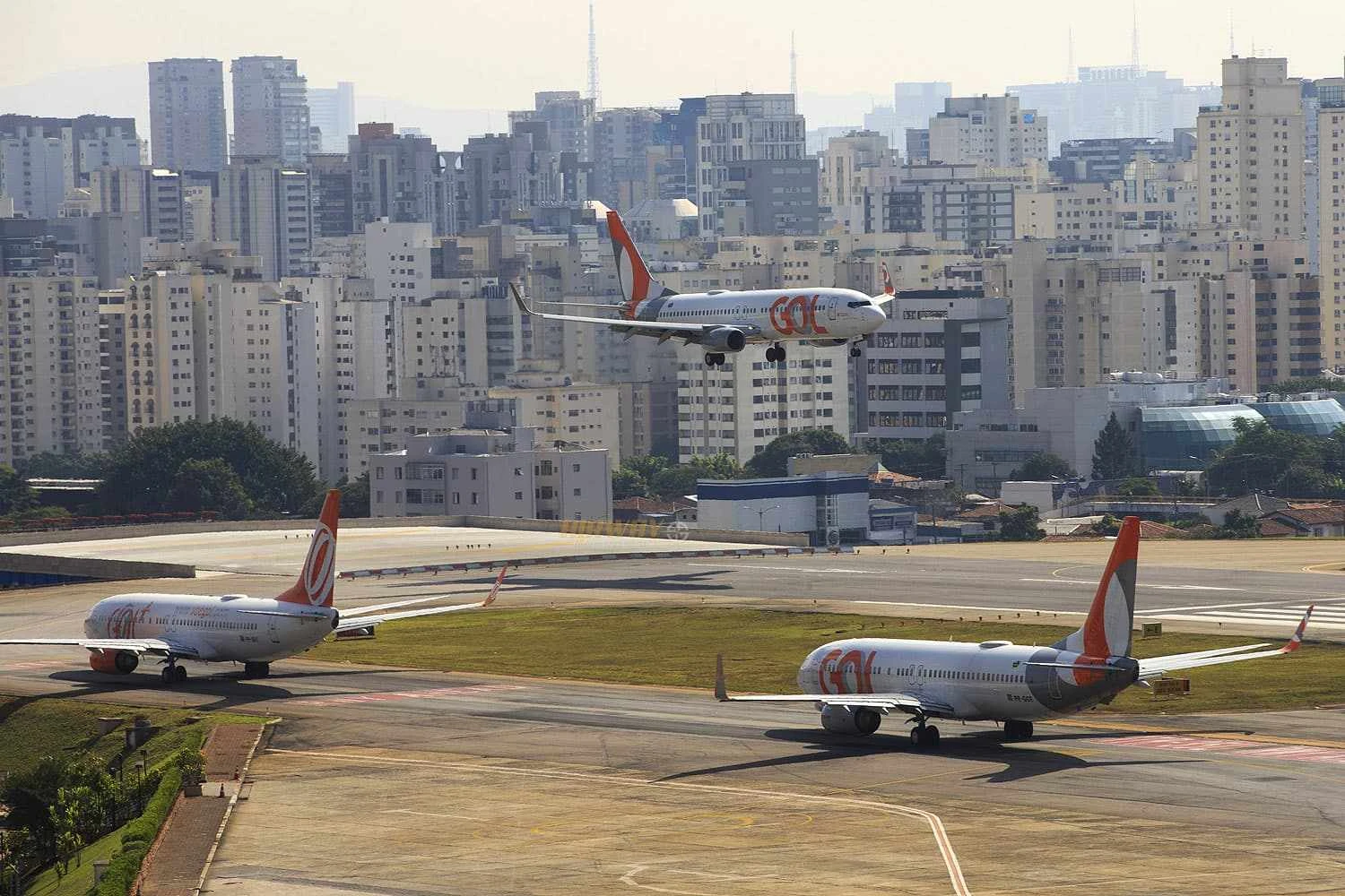 Aviões da GOL e da Azul seguem em trajetória próxima após arremetida em Congonhas