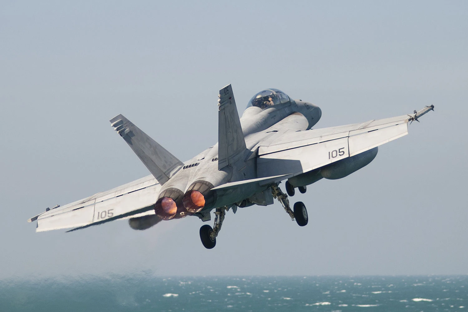 'Fogo amigo' abate caça F/A-18F Super Hornet da Marinha dos EUA no Mar Vermelho
