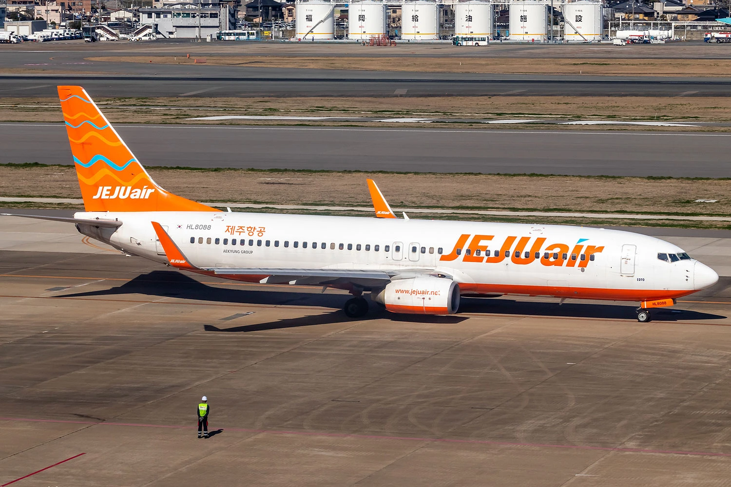 Boeing 737 pousa de barriga, não consegue parar e bate em barranco na Coreia do Sul