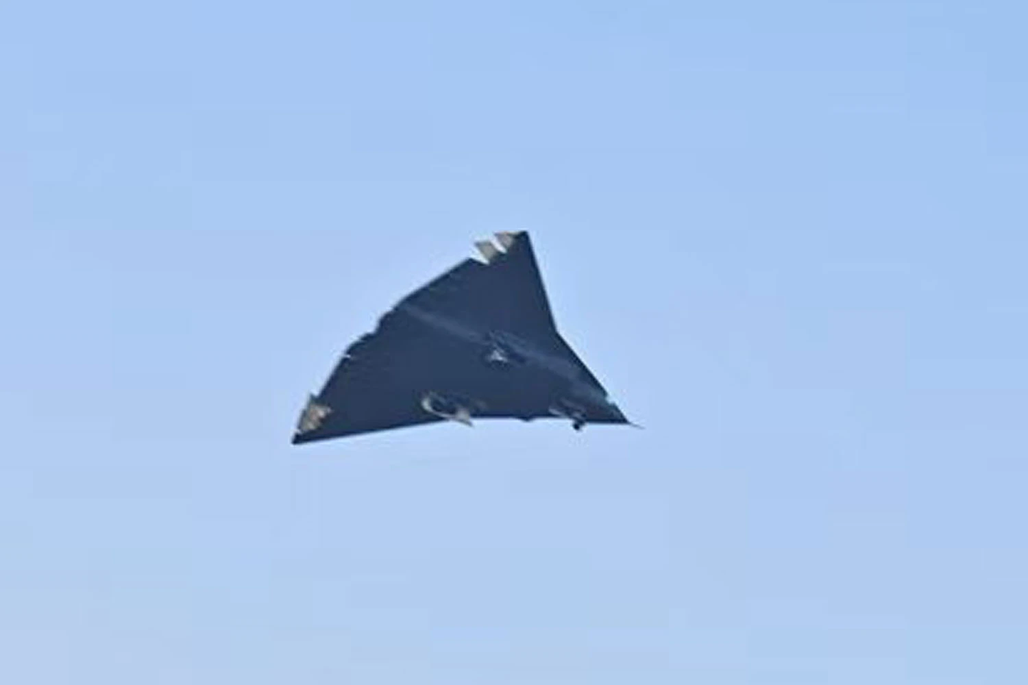 Sem cauda, jato utiliza elevons similares ao B-2 Spirit para controle de rolagem (Redes sociais)