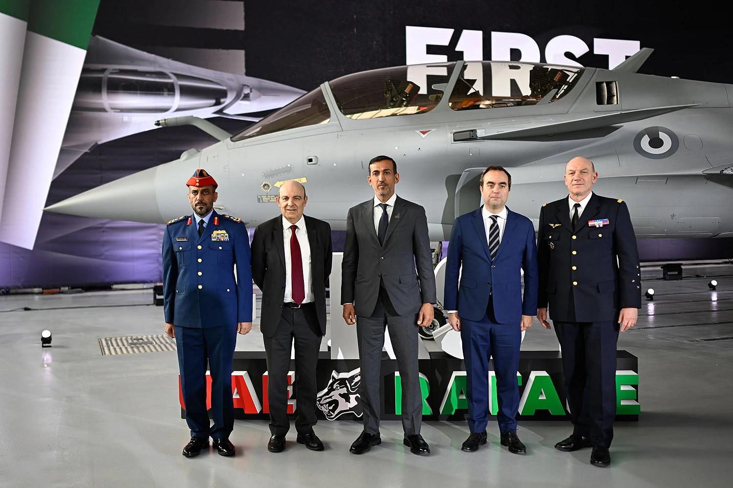 Representantes dos Emirados, da Dassault e do governo francês em frente ao caça (Dassault)