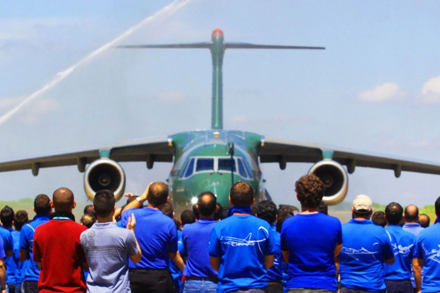 Funcionários da Embraer recebem o KC-390 após o voo inaugural (FAB)