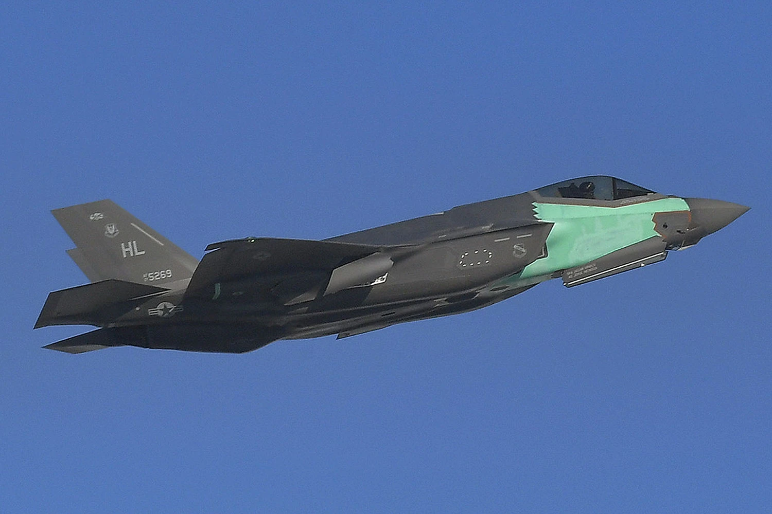 Caça F-35 "Frankenstein" voa após ser reconstruído com pedaços de dois jatos