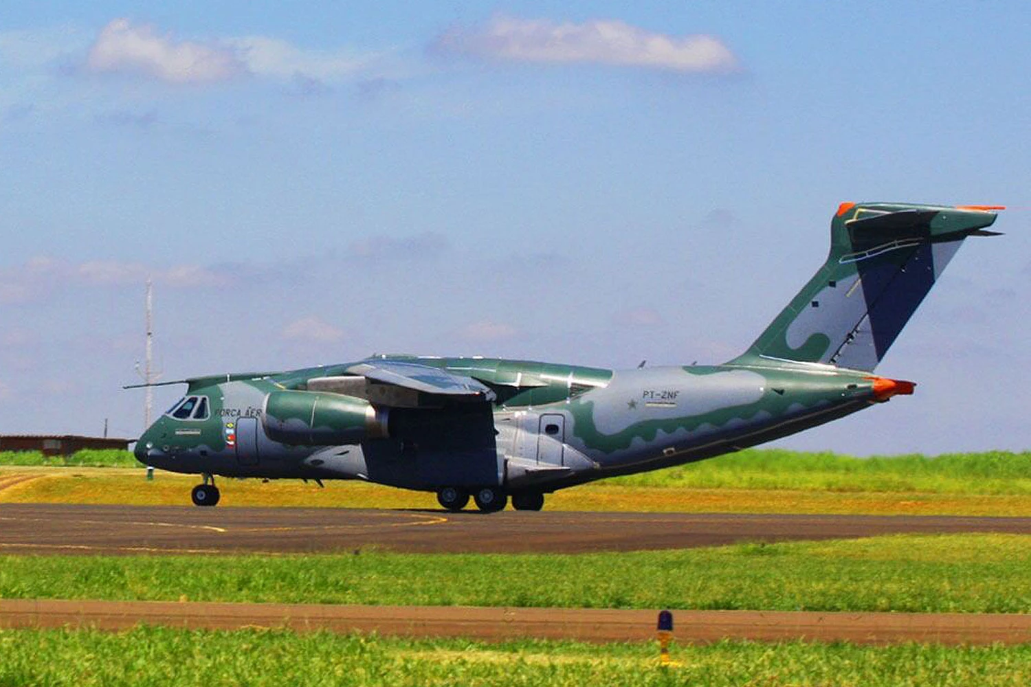 O KC-390 PT-ZNJ pousa após o voo histórico (FAB)