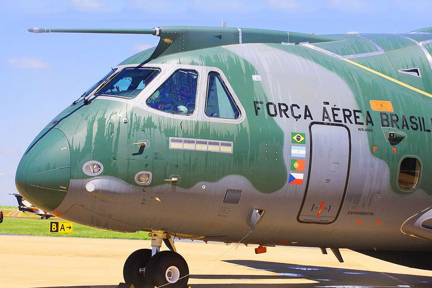O protótipo do KC-390 foi recebido com festa após o primeiro voo (FAB)