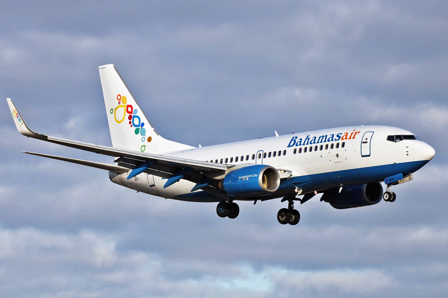 Um dos Boeing 737-700 da Bahamasair (Colin Cooke Photo)