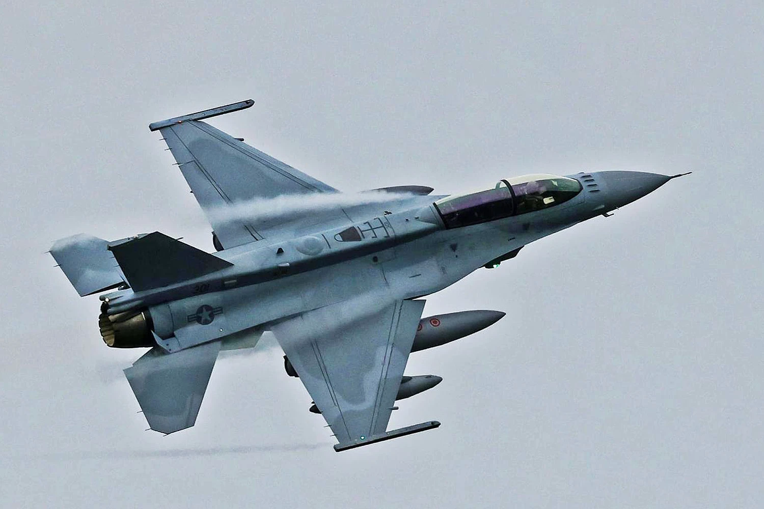 Primeiro caça F-16 Bloco 70 chega à Bulgária