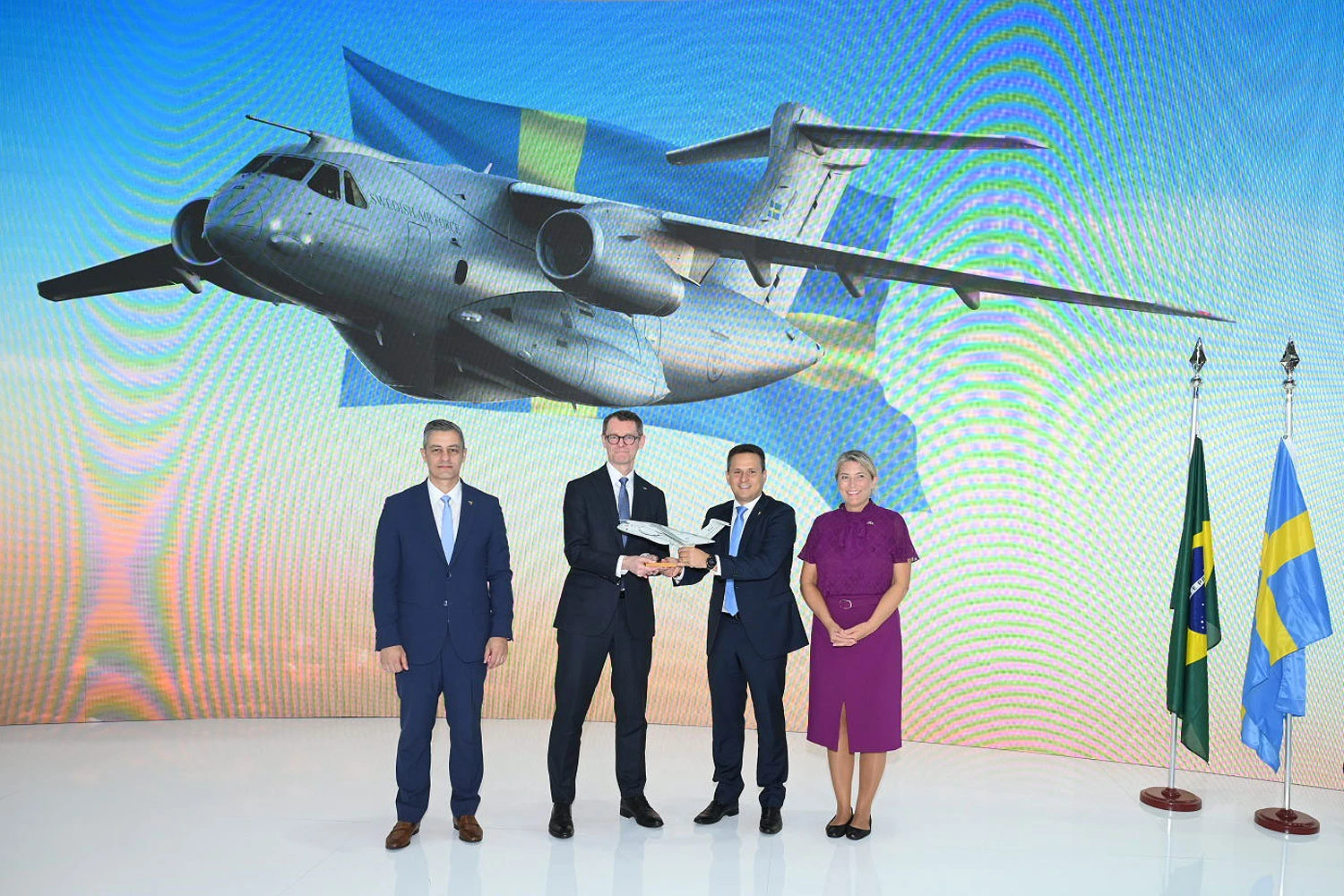 Representantes da Suécia e da Embraer assinaram acordo na LAAD (Embraer)