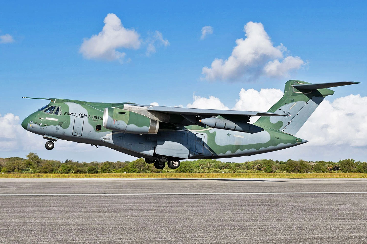 Embraer assina contrato de suporte para a frota de KC-390 da FAB