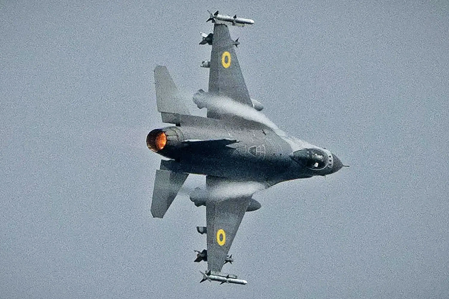 País teria recebido ao menos meia centena de F-16 (UAF)