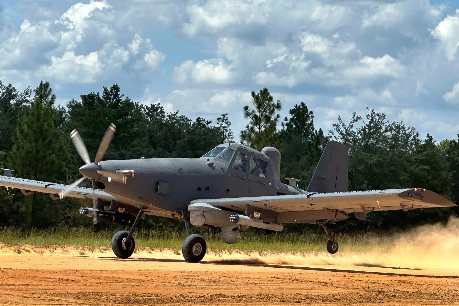 Força Aérea dos EUA testa seu "avião agrícola" anti-terror