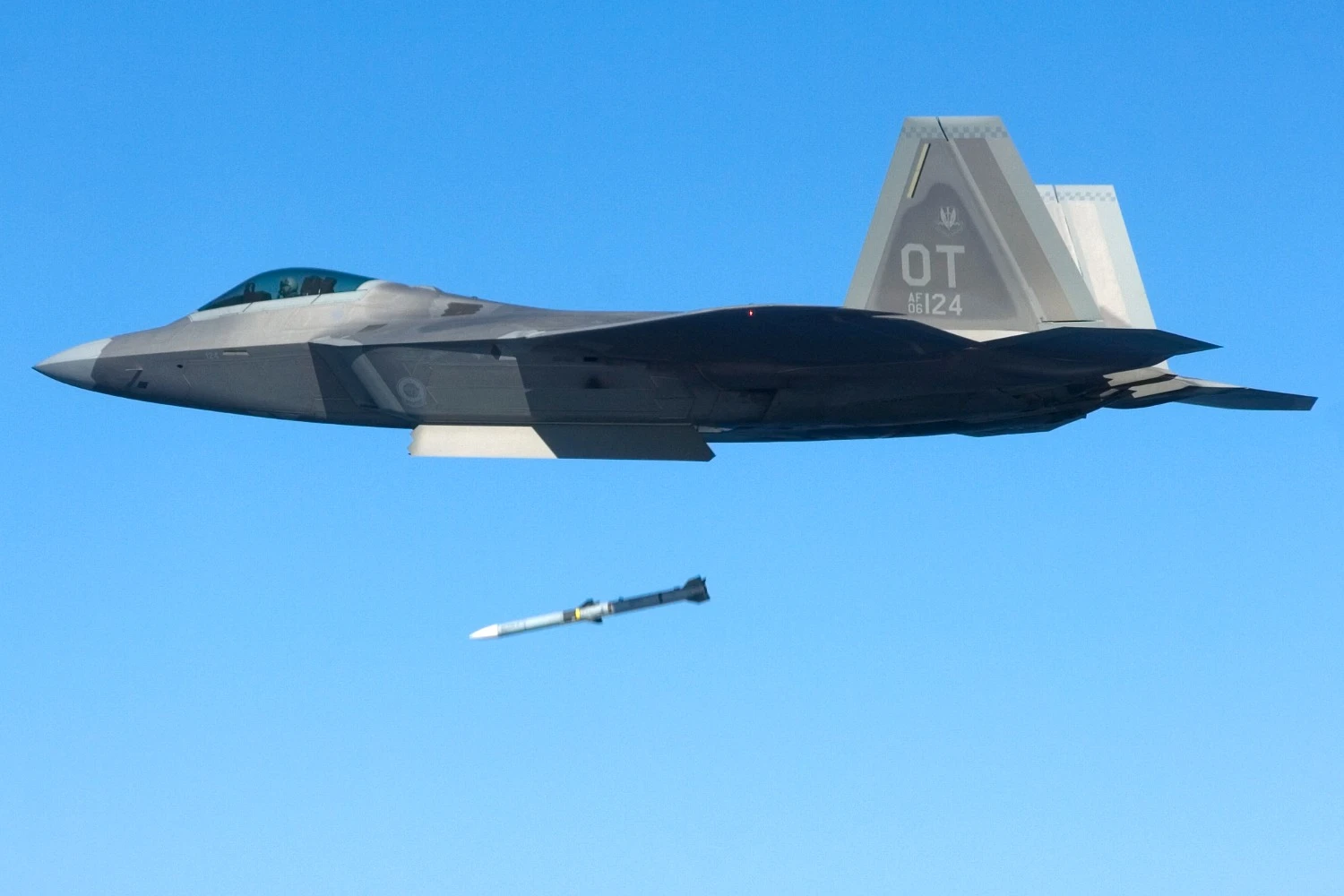 Força Aérea dos EUA realiza lançamento recorde de míssil AMRAAM com F-22