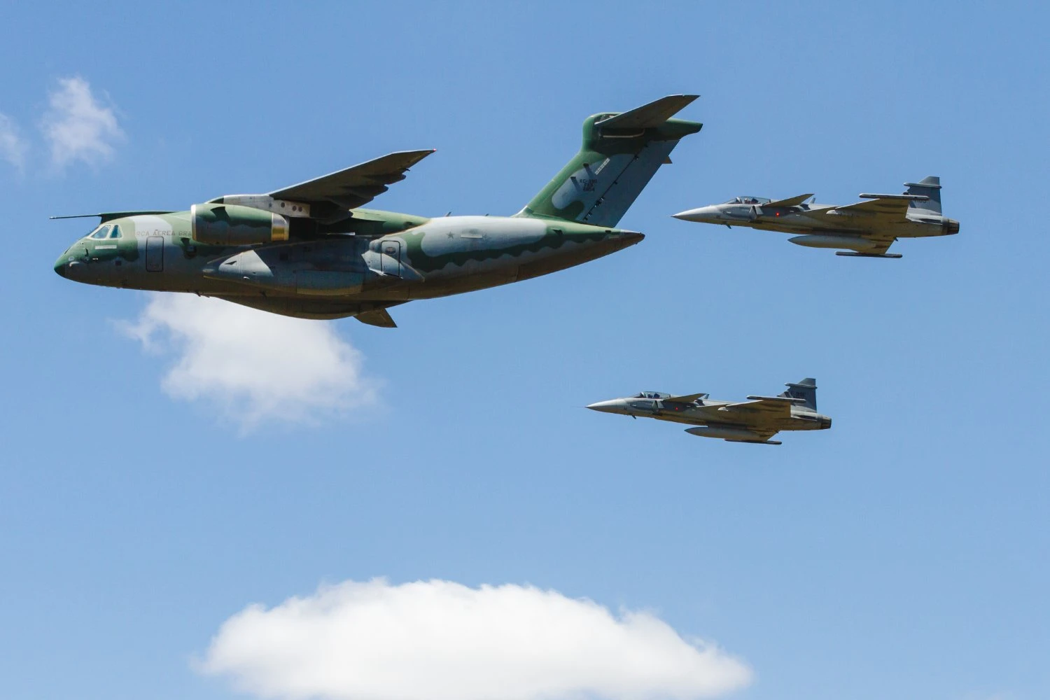 FAB detalha uso de F-5M, KC-390 e áreas de exclusão aéreas para proteção da COP30 em Belém
