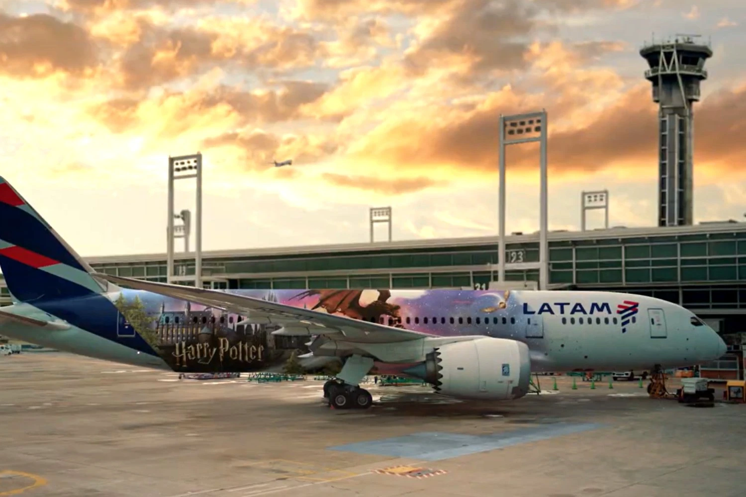 LATAM apresenta Boeing 787 com pintura temática de Harry Potter