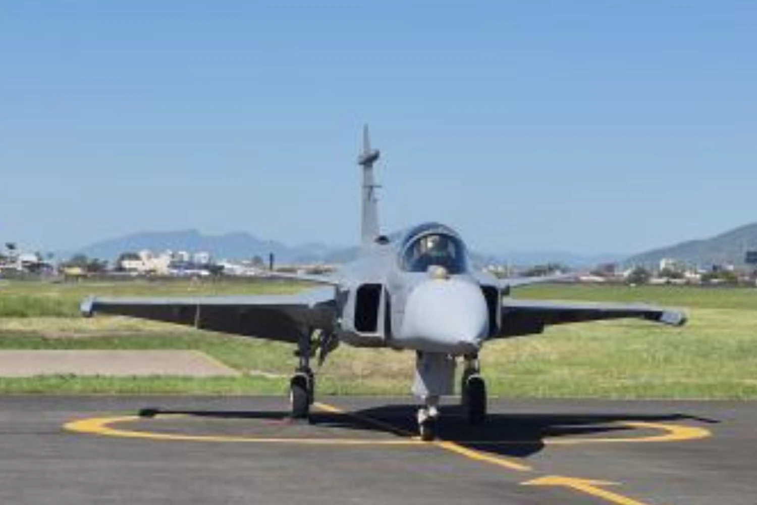 Caça Gripen FAB 4111 voa de Navegantes para Anápolis