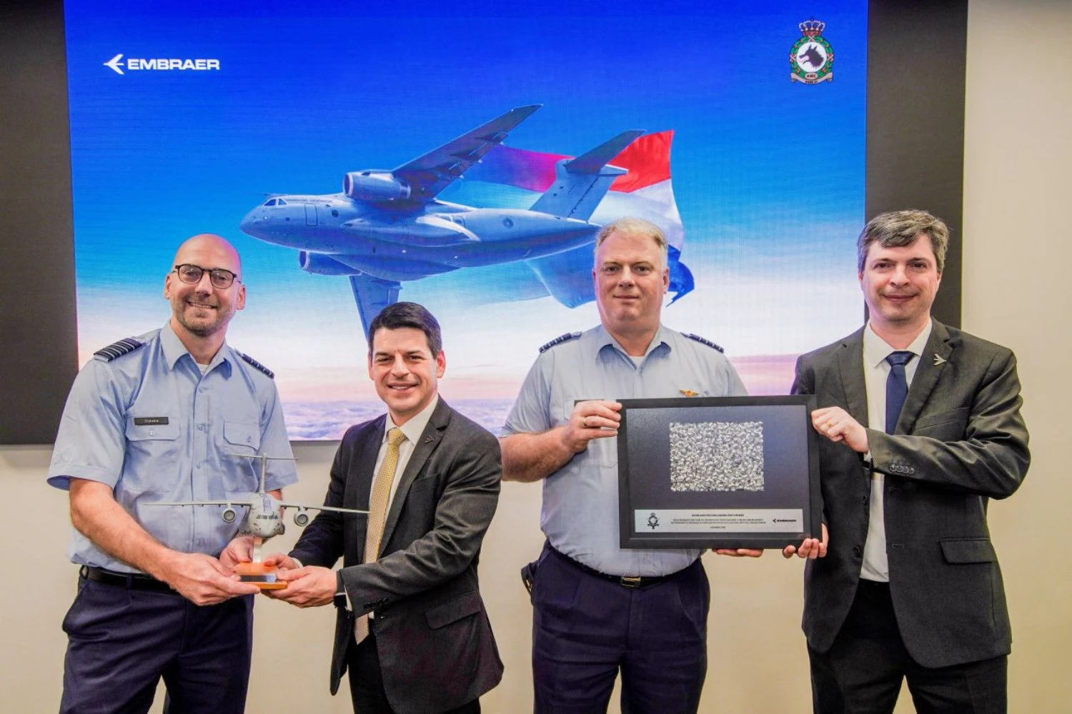 Representantes da Real Força Aérea da Holanda e da Embraer (Embraer)