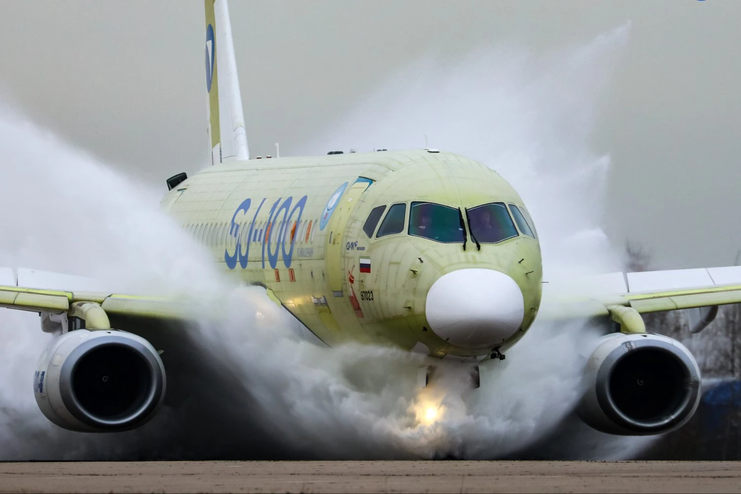 Rússia adia novamente entregas do jato SJ-100, agora para o segundo semestre de 2027