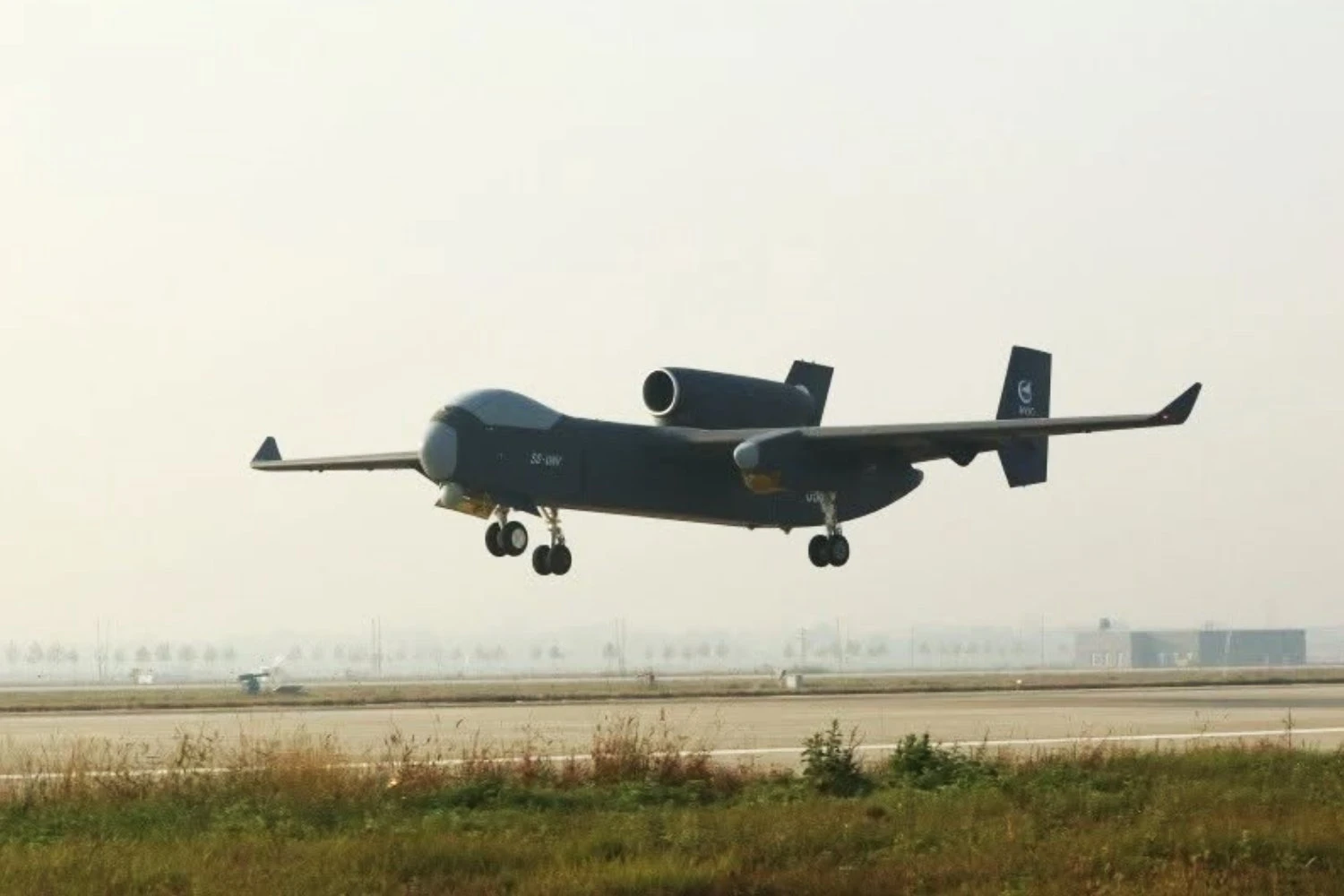 Gigante drone militar chinês de 16 toneladas voa pela primeira vez