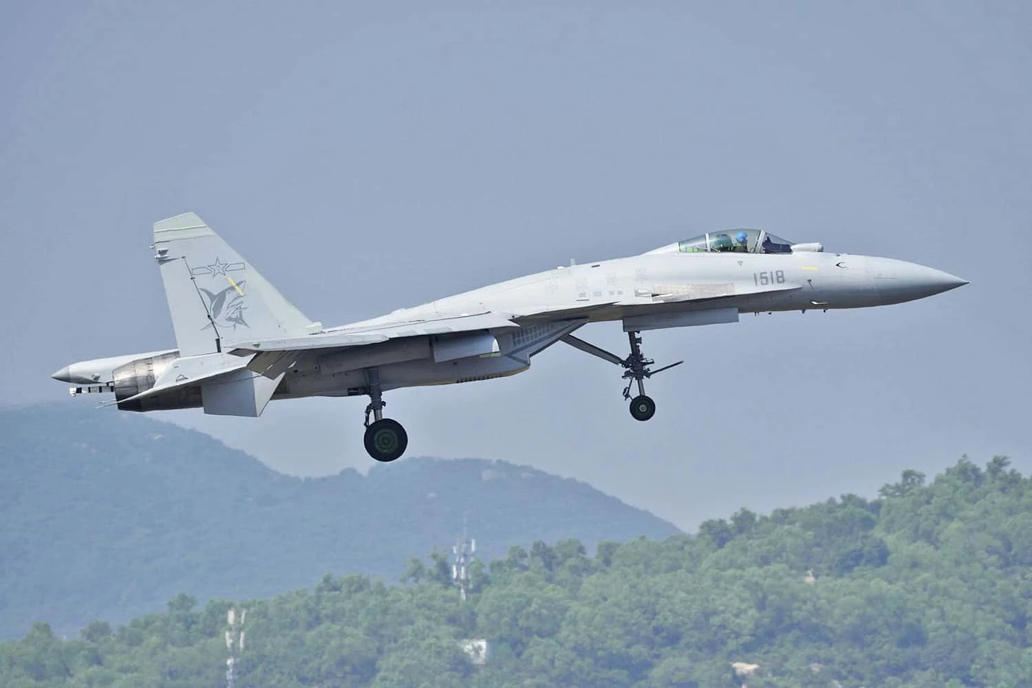 Caças J-15 chineses 'travaram radar' em jatos F-15J perto de Okinawa, diz Japão