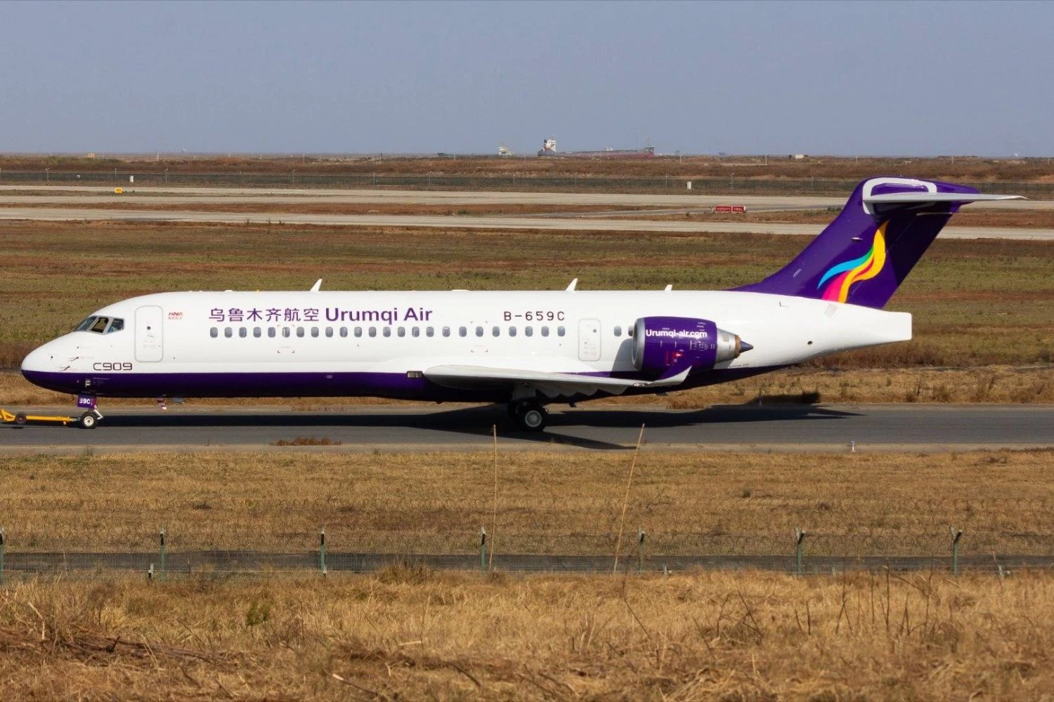 Chinesa Urumqi Air recebe primeiro jato COMAC C909