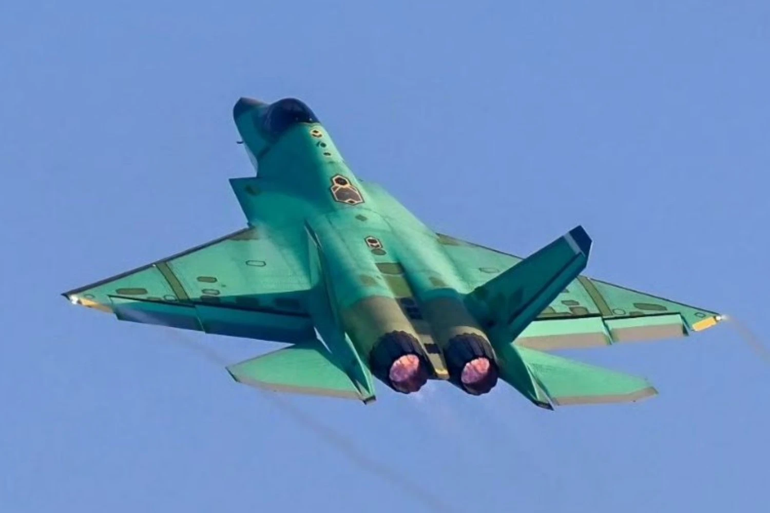 Caça invisível chinês J-35 sem pintura voa na China em indício de produção em série