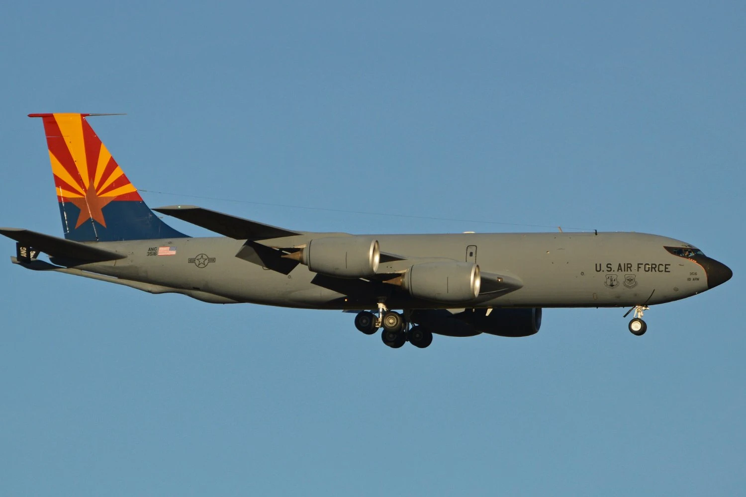 Força Aérea dos EUA retira KC-135 de ‘cemitério” para substituir avião que caiu no Iraque