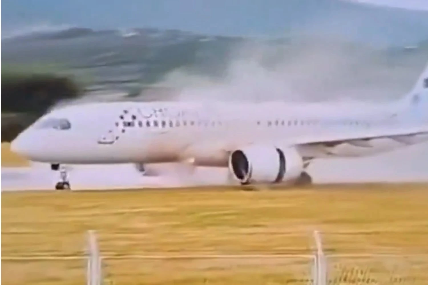 Jato A220 da Croatia Airlines aborta decolagem e acaba na grama