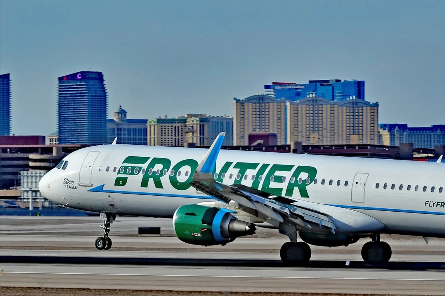 A321neo da Frontier Airlines atinge pessoa durante decolagem em Denver