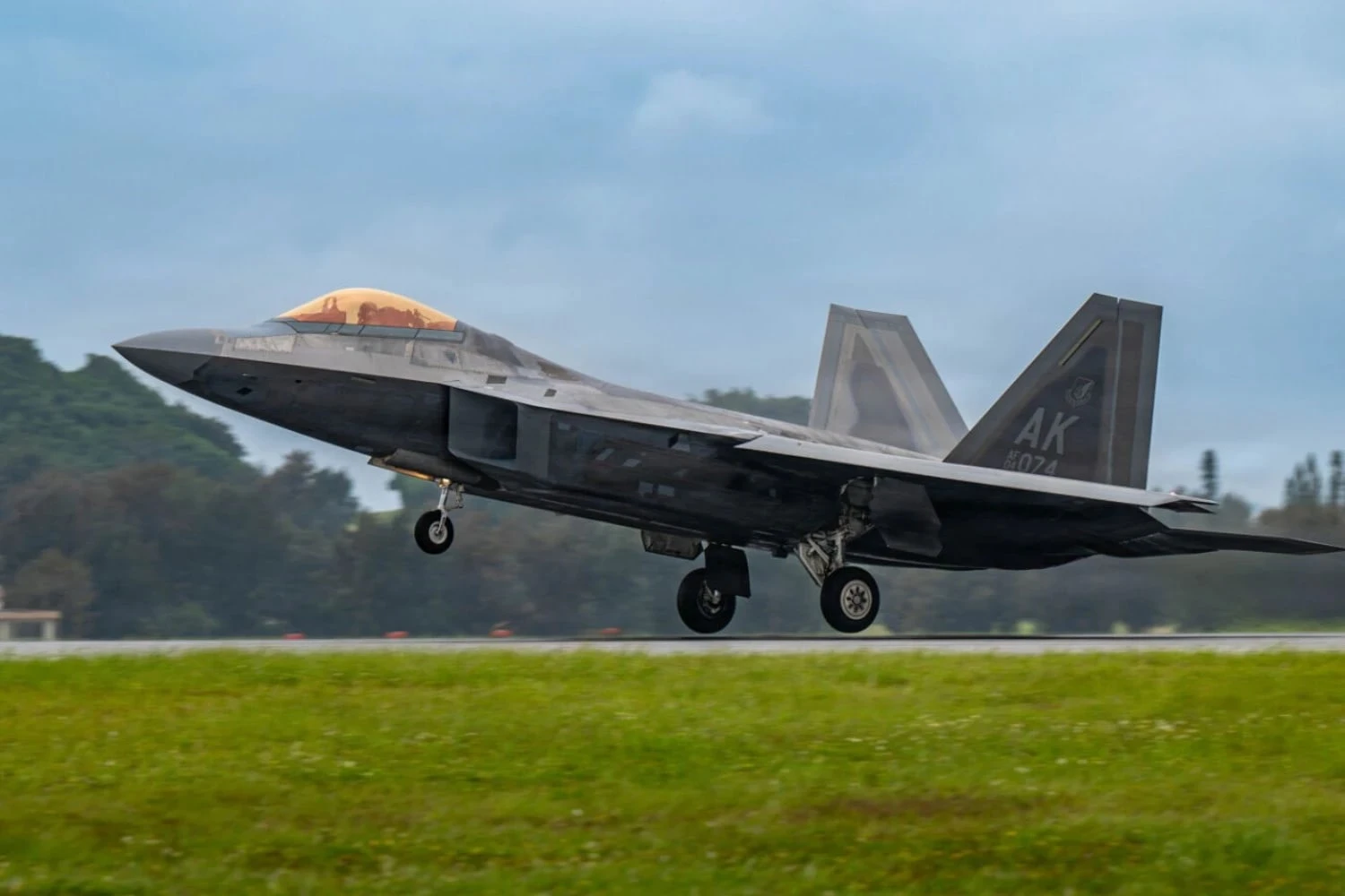 EUA deslocam caças F-22 para o Japão após atraso na chegada do F-15EX