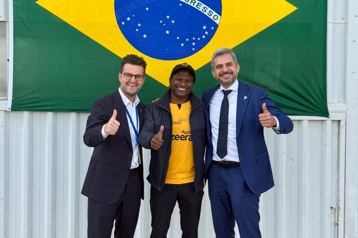 Barathan Pasupathi com executivos da Embraer (Reprodução/Barathan Pasupathi)