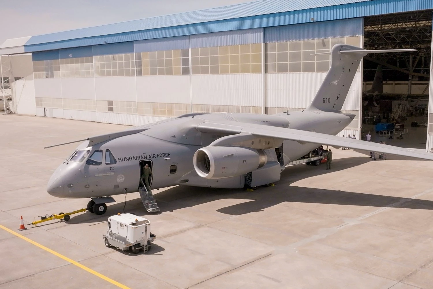 Primeiro C-390 da Hungria conclui manutenção programada na filial da Embraer em Portugal