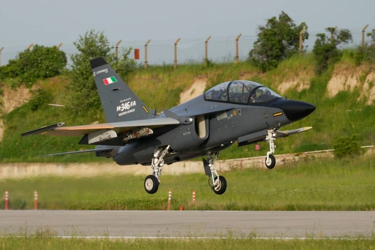 Jato M-346 e drone de combate Kizilelma voam juntos em testes
