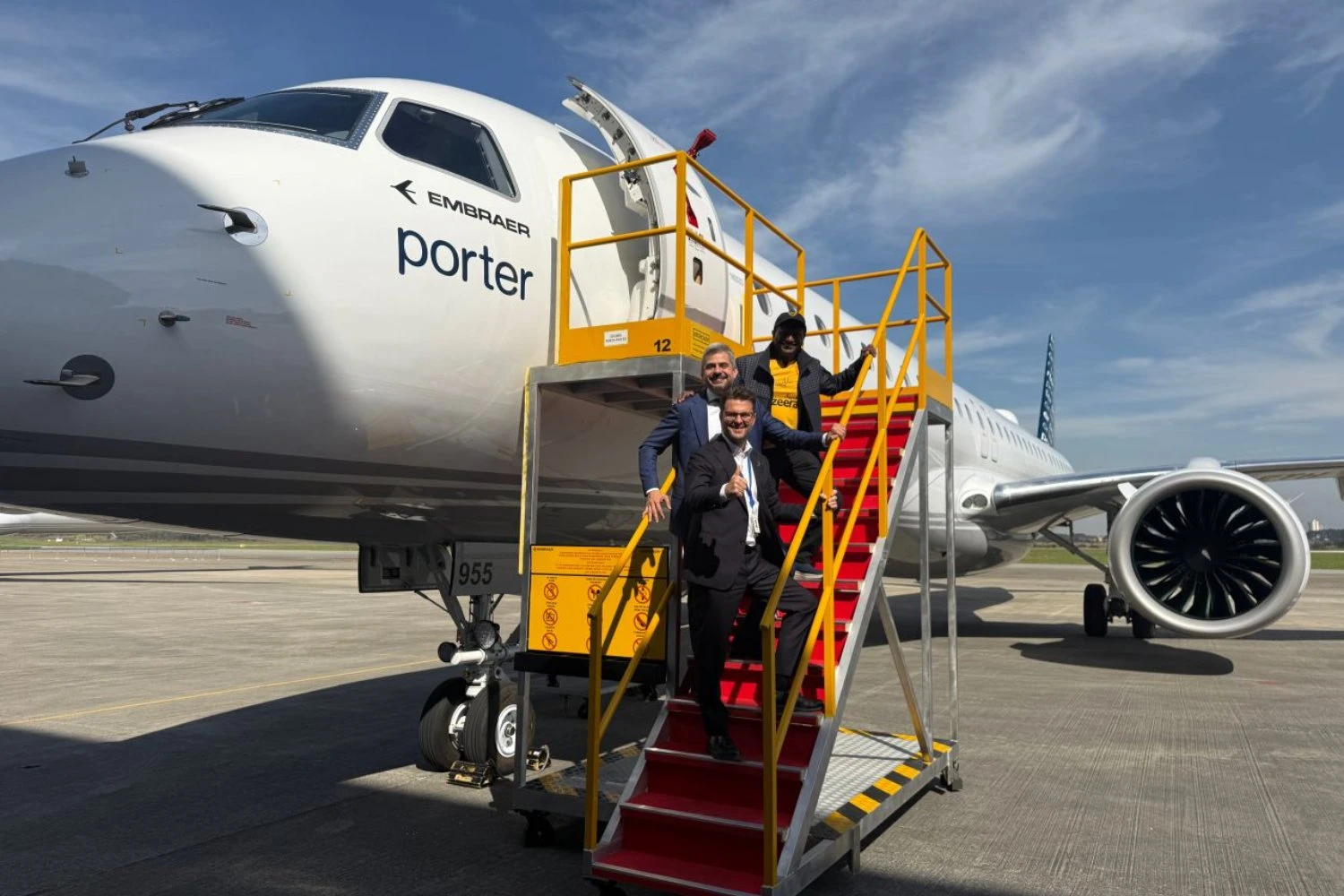O CEO da Jazeera Airways posa em frente a um E195-E2 da Porter (Reprodução/Barathan Pasupathi)